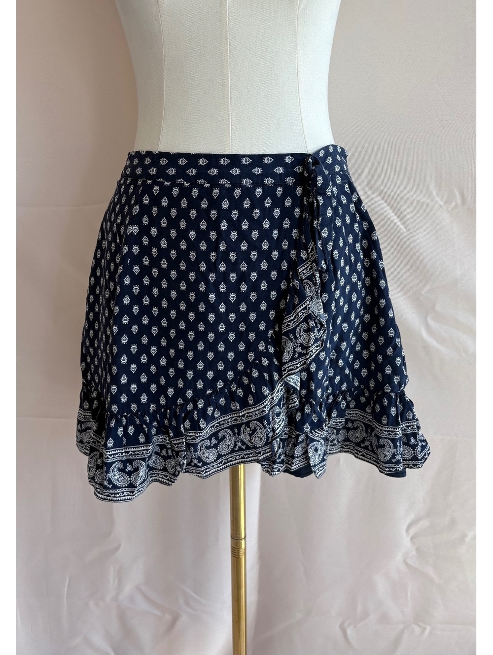 Gianni Bini Women's Navy Blue and White Floral Wrap Skirt Size 10